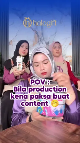 Tambah kebizian team production, kacau diorang ajak buat trend TikTok sekali 😆  Btw korang, inilah team production kami, tangan tangan kreatif dan produktif hari hari hasilkan gift korang cantik cantik ✨ Nak doorgift wedding / event ? Klik link di bio tau !  https://halogifthq.wasap.my/ #DoorgiftKahwin #DoorgiftEksklusif #corporategift  #WeddingGift 