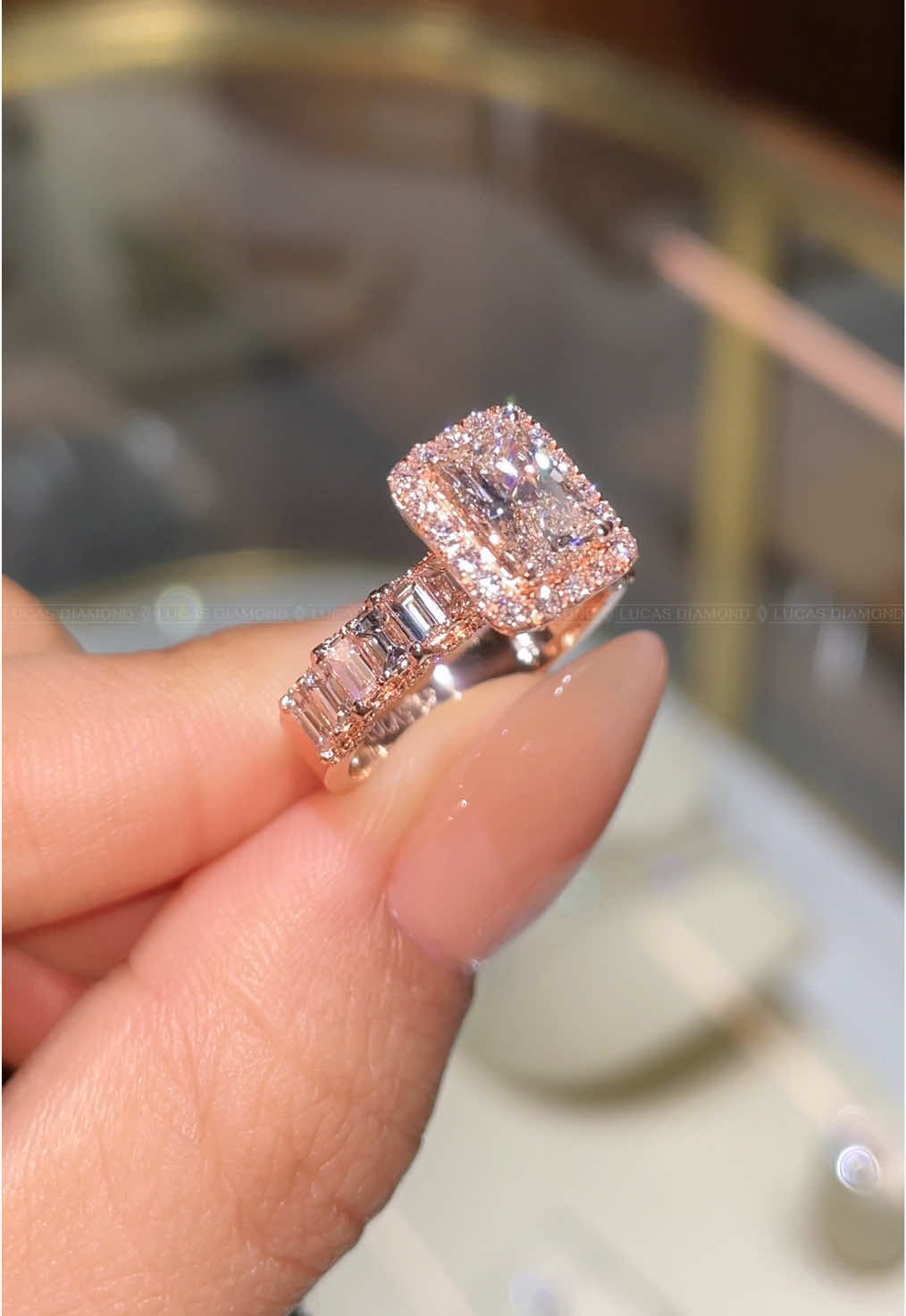 Nhẫn kim cương halo viên chủ radiant siêu trong và lấp lánh💍 #viênchủkimcương #vàng_hồng #luxuryvibes #jewelry #stunning #viralvideo #xuhuong #lucasdiamond #nhẫnkimcuong #kimcuongradiant #taydautaydau 