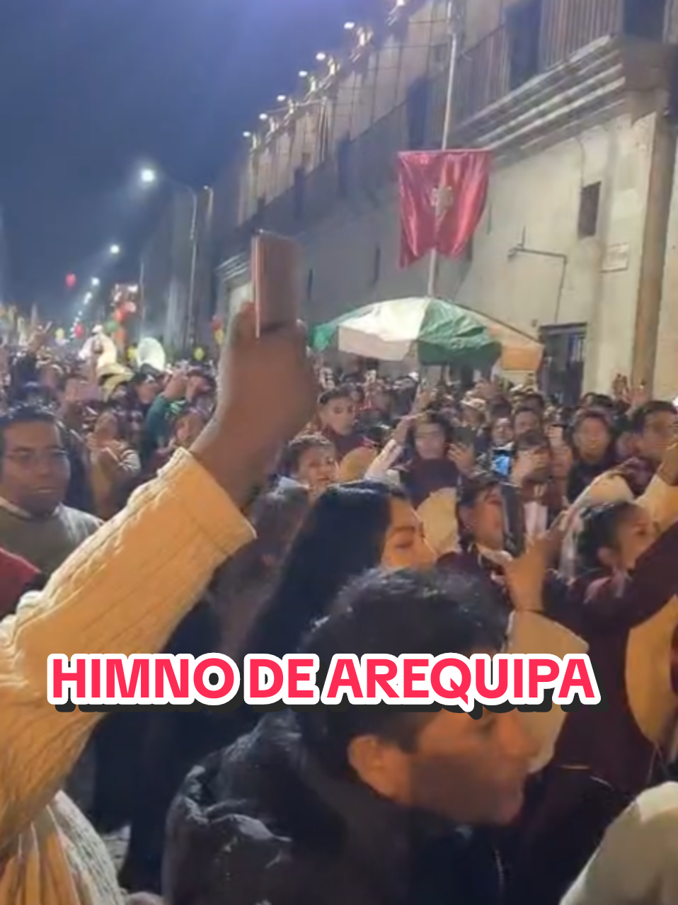 Desde las cuatro esquinas de la plaza se cantó el himno a Arequipa. Familias intentaron ingresar a la plaza, pero no pudieron porque policías lo impidieron por disposición de la Municipalidad de Arequipa. 