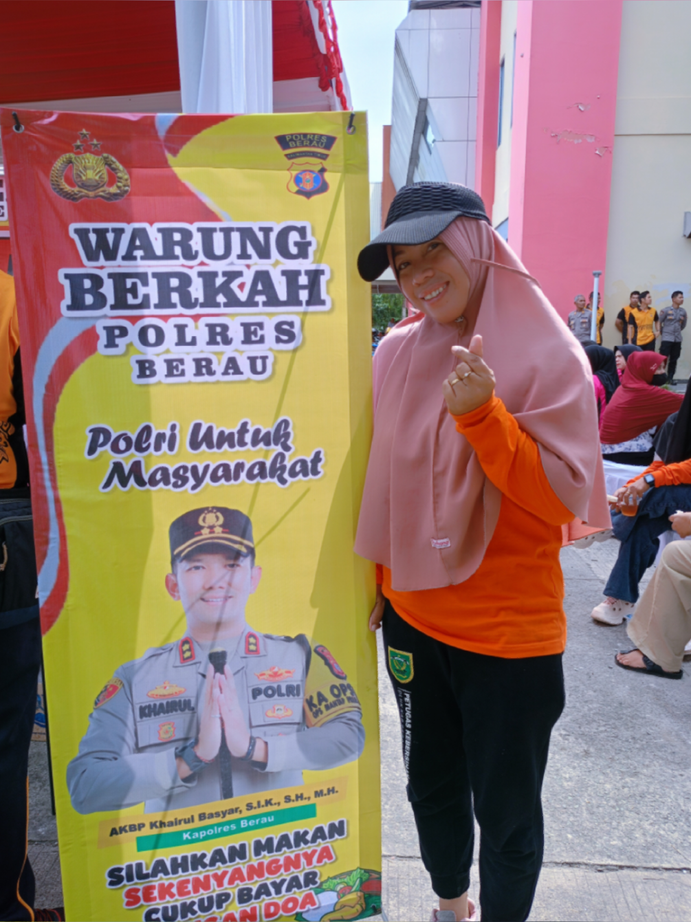 Alhamdulillah acara pembukaan Warung berkah dari polres Berau. insyaallah setiap pagi Jumat di lapangan GOR pemuda. Yg mau sarapan gratis merapat yuks. Smoga semakin sukses untuk polres Berau. 🥰 #polresBerau #warungberkah #jumatberbagi #makangratis #fyppppppppppppppppppppppp 