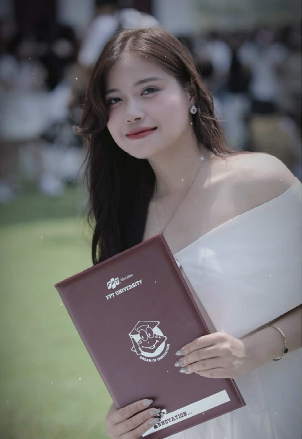 Mình đã tốt nghiệp chuyên ngành quản trị kinh doanh trường đại học FPT với mức học bổng 100 % từ bố mẹ, tốt nghiệp không phải là điểm dừng cuối mà là dấu mốc quan trọng đánh dấu sự trưởng thành của con trên hành trình chinh phục ước mơ, 4 năm thanh Xuân đáng nhớ mình đã nỗ lực hết mình, cháy hết mình, để giờ đây mình tự hào khi cầm trên tay tấm bằng cử nhân danh giá, con xin cảm ơn bố mẹ, thầy cô nhiều ạ. #tốtnghiệp  #fptuniversity #graduation2025  #fyp 