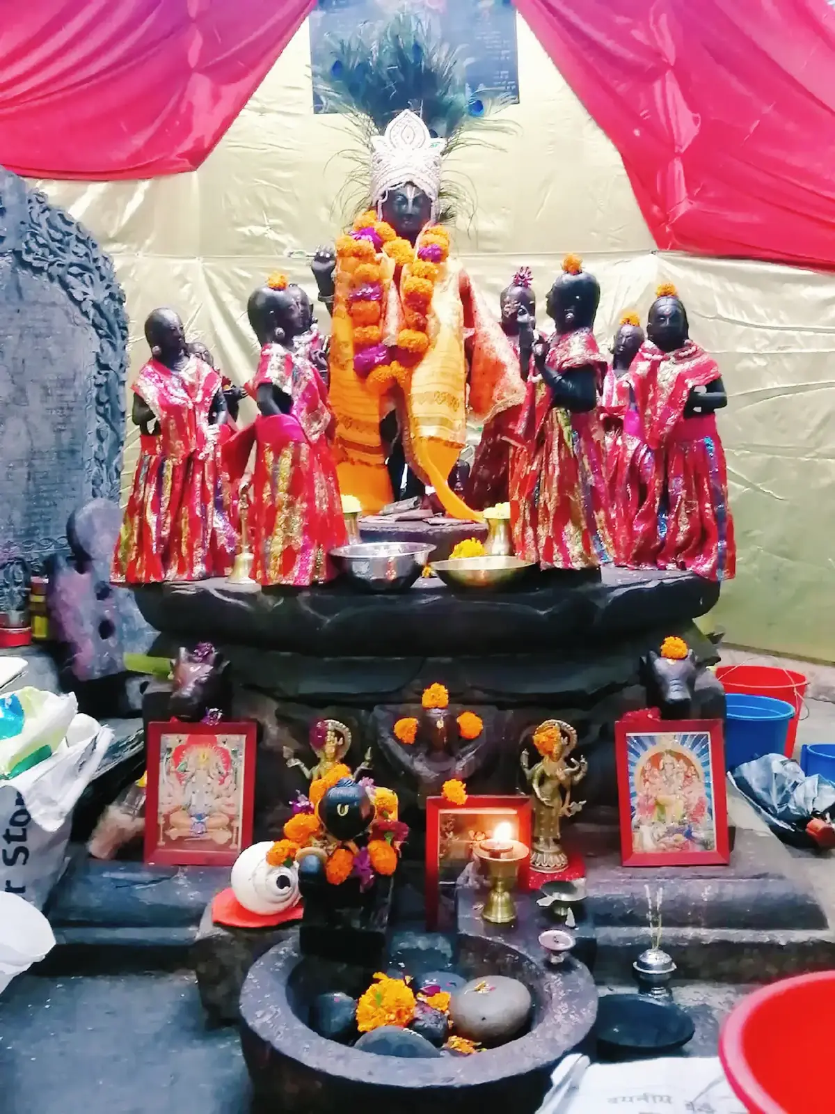 King Pratap Malla built this temple around 500 years ago. Another architectural masterpiece of the Malla dynasty, emphasizing how devout the monarchs of medieval Nepal were. Hare Krishna! 📷 : Shyamal Krishna Shrestha 🙏 #iskcontemple #bliss #devotional #faith #photo #narayan #fyppp #fypage #fyp #janmashtami #hanumandhoka #basantapur #kathmandu #krishna #radhakrishna #iskcon #photo #photography 