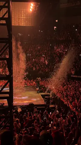 Birds of a feather ~ Billie Eilish #billieeilish #happierthanever #hmhastour #hmhasbillieeilish #melbourne 