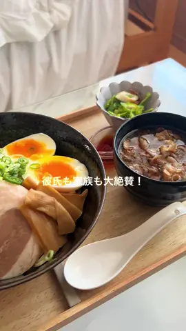 \また作って！とリクエストされる/濃厚豚ねぎつけ麺🔥 簡単ですぐできるので夏休みのお昼ご飯にも🫶 是非作ってみてください✨ <材料>3人分 ・豚バラ肉　300g ・長ネギの白い部分一本文(今回は刻みネギですがどちらでも🙆‍♀️) ・にんにく 2カケ ・水 600cc ・麺つゆ(2倍濃縮)  大さじ3 ・醤油  大さじ3 ・みりん  大さじ2 ・オイスターソース　大さじ3 ・鰹節　3パック ・酢  大さじ1 ・鶏がらスープの素  小さじ3 ・生麺　3〜4袋(今回は3袋) ・片栗粉　小さじ3 #fpy #おうちごはん #おすすめ #料理記録 #つけ麺 