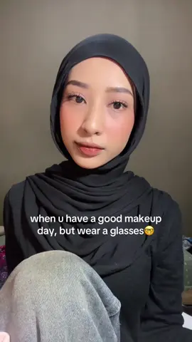 “but u wear a glasses”😔