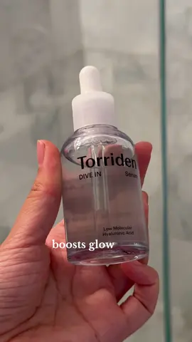 sensitive skin loves this!! 💧 the torriden hydrating serum melts right in & followed by the soothing cream that locks in moisture!  A gentle kbeauty skincare duo that strengthens your skin barrier & calms redness #koreanskincare #sensitiveskin #hydration #skinrepair #glassskin 