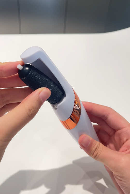 I think some of you might need this video—it shows how to swap grind heads of different colors. Feel free to leave me a message if you have any questions! #fentysuperbrandday #Loveyourboobs #footcare #callusremoval #homepedicure #fyp 