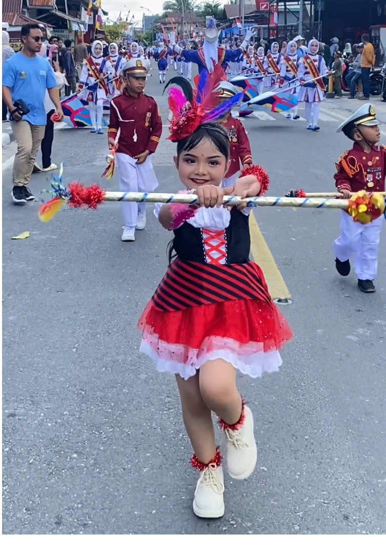 Bakat Jadi Mayoret udah terlihat sejak dini 🤭😁#promomakanmerdeka #gerakjalan #hutri80indonesia🇮🇩 