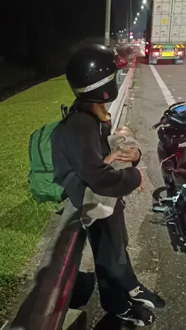 maafkan daddy ye sayang ,  doakan daddy berjaya tak lama lagi okay 🥹❤️ terima kasih wanita terhebat selalu ade susah & senang 🙏❤️