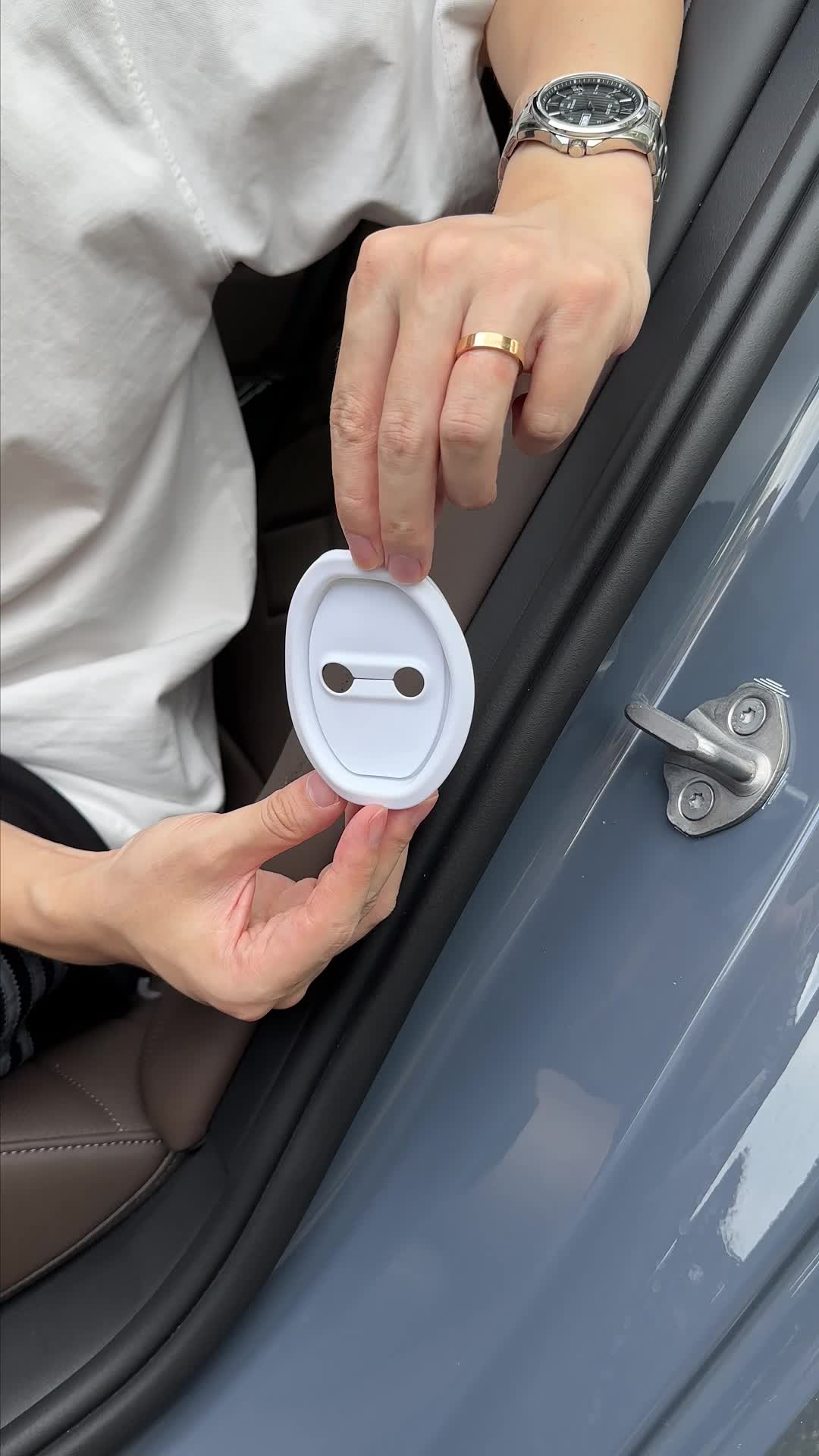 Hanya sarungkan ini pada kunci pintu kereta anda, ia akan mempunyai pelindung silikon yang terpasang kukuh, tidak mudah tanggal, dan dapat mengurangkan hentakan pintu. 