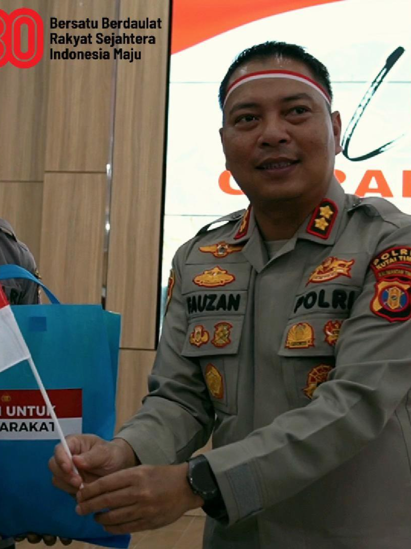 Kick Off GPM: Kapolres Kutai Timur Salurkan 8 Ton Beras SPHP dan 350 Paket Bapok Murah Kutai Timur. Kapolres Kutai Timur AKBP Fauzan Arianto menghadiri kick off Gerakan Pangan Murah (GPM) yang dipimpin langsung oleh Kapolri Jenderal Polisi Drs. Listyo Sigit Prabowo dan Menteri Dalam Negeri Tito Karnavian, secara daring. Kick off ini menandakan puncak GPM yang telah dilaksanakan sejak 13 Agustus 2025 hingga 16 Agustus 2024. Turut hadir Wakil Bupati Kutai Timur H. Mahyunadi., S.E., M.Si, Dandim 0909/KTM Letkol ARH Ragil Setyo Yulianto, S.H., M.H.I Danlanal Sangatta Letkol Laut (P) Fajar Yuswantoro, M.Tr. Opsla, dan jajaran pemda Kutai Timur.  “Gerakan Pangan Murah adalah program pemerintah Indonesia yang bertujuan menyediakan bahan pangan pokok dengan harga terjangkau kepada masyarakat, terutama di tengah kenaikan harga atau menjelang hari-hari besar keagamaan/nasional,” ungkap Kapolres, Kamis (14/8/25). Dalam kick off GPM ini turut dijual bahan pokok sebanyak 350 paket dengan Rincian 1.600 Sak Beras SPHP, Minyak goreng sebanyak 1.600 bungkus, gula putih sebanyak 1.600 kg. Dalam setiap paket berisi beras SPHP dengan harga Rp58.000, minyak goreng Rp42.000, dan gula putih Rp18.000. “GPM Polres Kutai Timur ini juga dilaksanakan di 11 titik lainnya. Sehingga, pemerataan penyaluran bisa dapat dirasakan masyarakat,” jelas AKBP Fauzan. Dalam kick off di Gudang Bulog Kanwil Jakarta, Kapolri menyampaikan, hingga 13 Agustus 2025 telah disalurkan Penyaluan beras SPHP di 4.705 titik. Sedangkan untuk hari ini yang merupakan kegiatan puncak GPM telah disalurkan 2.424 ton beras di 1.552 titik. “Penerima manfaatnya 484.977. Jadi hari ini baik beras, kemudian gula dan minyak semua dijual dengan harga sesuai harga standar Bulog,” ujar Kapolri.  Selanjutnya https://www.tribratakutim.com/berita-terkini/kick-off-gpm-kap…et-bapok-murah-6/61269.html . . @presidenrepublikindonesia @prabowo @listyosigitprabowo @divisihumaspolri @kapolda.kaltim @poldakaltim @polisi_indonesia @kapolreskutim @ramadhan_1982 @doeahmad #divhumaspolri #Poldakaltim #PolresKutim #TulusMelayaniUntukMasyarakat #polriuntukmasyarakat #KutaiTimur #ProgramPrioritasKapolri #sinergiwujudkankamtibmas