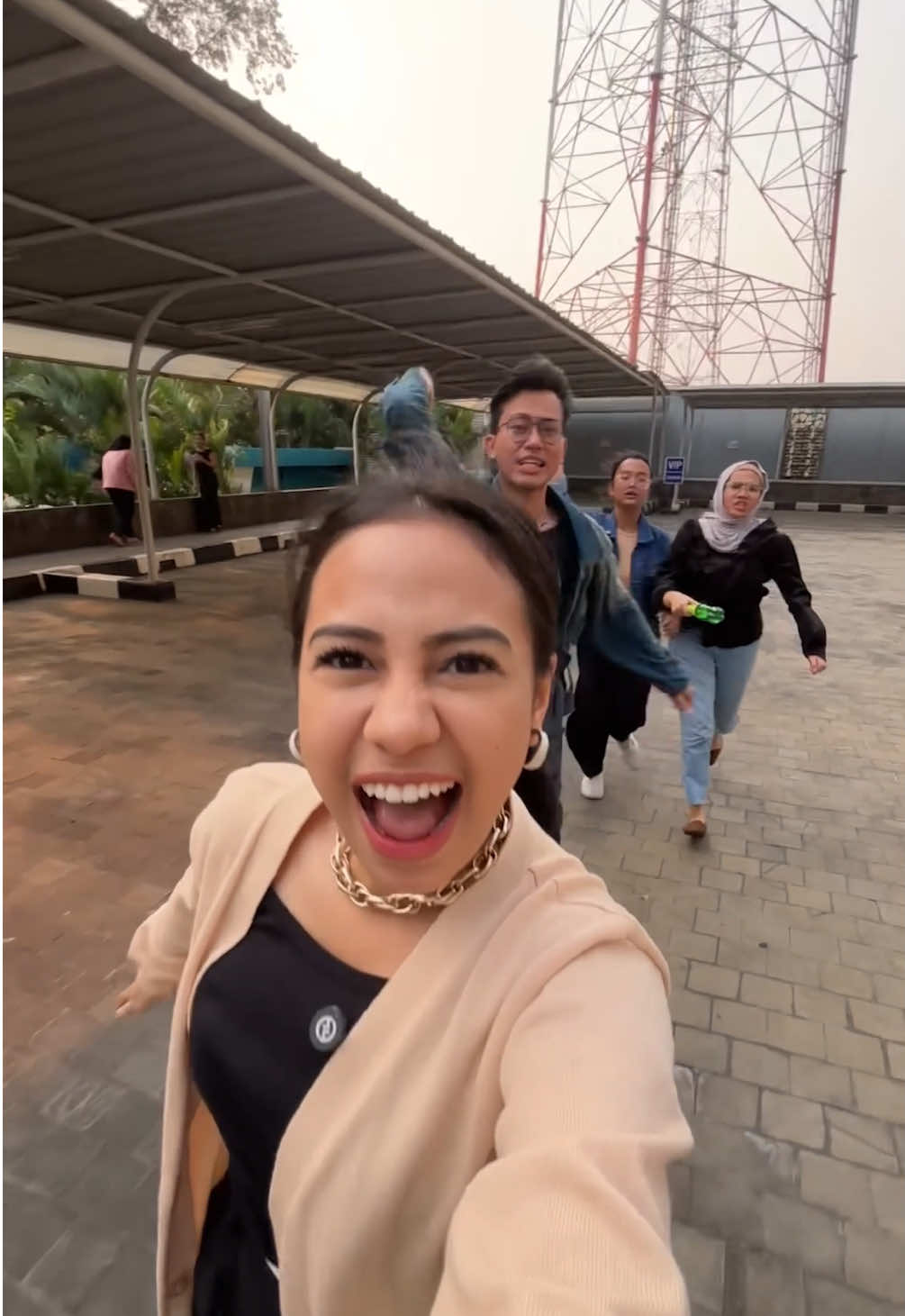 Ayo, siapa yang bisa pecahin rekor minum tercepat?  #aziariza 