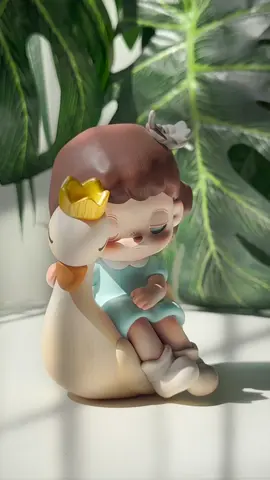 It’s a white swan 🦢 little anmoo has feathers on her head.  #littleanmoo #tntspace #blindbox #unboxingtoys #foryou 