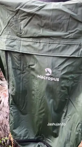 Musim Hujan Sebentar Lagi, Siap Tempur? Daripada panik pas udah kehujanan, mending siapin gear lo dari sekarang Kenalin Macropus Kangaroo Raincoat, jas hujan tangguh dengan saku depan ekstra luas. Cocok banget buat nyimpen barang kecil yang penting kayak HP, dompet, atau kunci, biar tetap aman dan kering. 🔥 Kelebihan Macropus Kangaroo: ✅ Anti bocor & tahan angin ✅ Bahan tebal tapi tetap ringan ✅ Nyaman dipakai buat riding, traveling, atau motoran seharian ✅ Desain maskulin & praktis 💡 Hujan deras? Angin kencang? Nggak ada alasan buat berhenti. Dengan Macropus, lo bisa tetap jalan terus tanpa takut basah. #MacropusRaincoat #KangarooRaincoat #JasHujanPria #fypシ゚  #fypage 