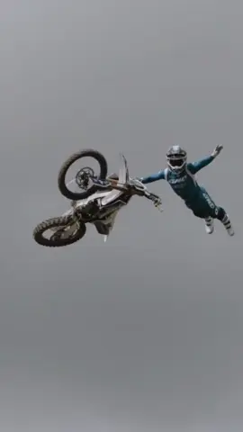 🔥🔥Please don’t imitate dangerous actions! #ejeas #motorcycle #fyp #dangerous #motorcyclestunts #superburn #ejeasq8 #helmetintercom 