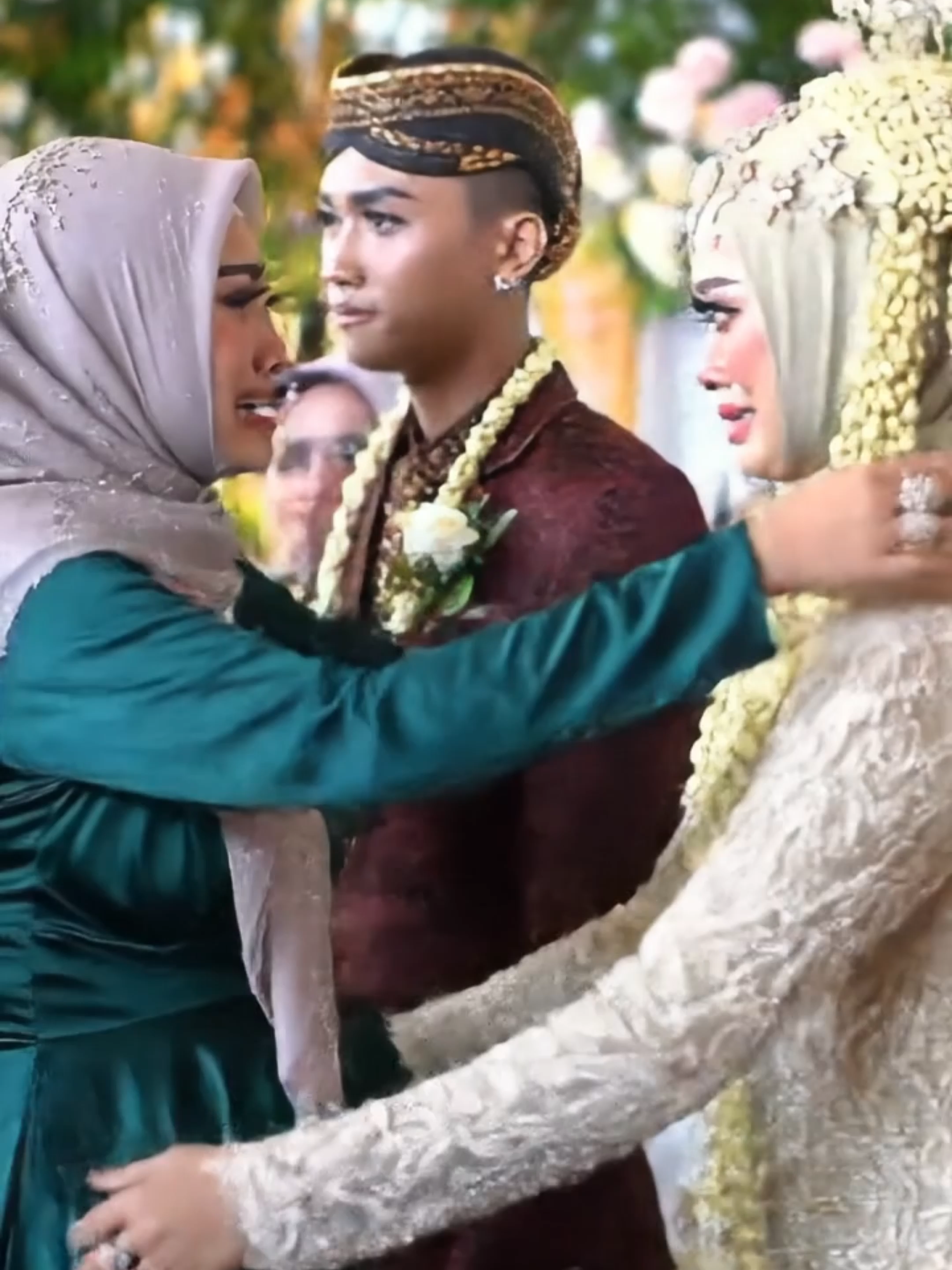 Viral Seorang Adik Menikah melangkahi kakanya #fyp #fypシ #fypシ゚viral #fyppppppppppppppppppppppp #suamiistri #iburumahtangga #polisi #polisiindonesia #polisibaik #pernikahan #tniad #tnipolri #tni #tniindonesia🇮🇩 #cantik