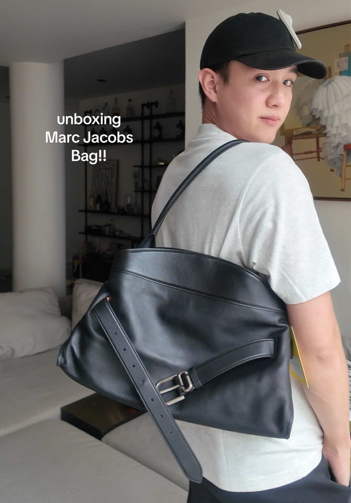 Unboxing my first @marcjacobs the dakota satchel bag and I’m screaming!!! #marcjacobs #marcjacobsthailand  #รีวิวกระเป๋า #คลาสแฟชั่น #tiktoklooks 