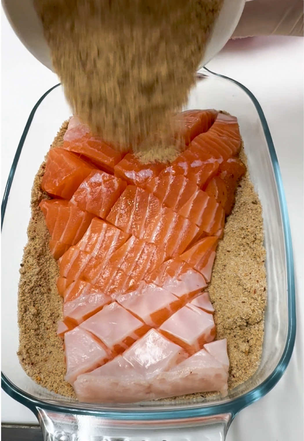 ทำ‘แซลมอนแคนดี้ดองแซ่บไวรัลฉีกหนึบยกหนังด้วยเกลือน้ำตาล ก๊อปสูตรดังดึงเนื้อเยลลี่เสียงฉีกกระดาษ’ 🟠🐟🔪🌶️✨ #แซลมอนดอง #แคนดี้แซลมอน #MasterTomTom #TikTokพากิน #ห้องครัวTikTok 