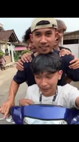 momen langka naik motor berlima kalou ada mas Tian pasti aman dan nyaman kurang banyak mas bawa penumpang nya 😄😄😄😄😄@Ⓣ @andikaaAP. @☆ﾟʝꪱ𝕓☆ﾟ @℘ ı ŋ🔥 @bagasandy ##fyppppppppppppppppppppppp tian # Pipin # Najib # Bagas # Andika #fyppppppppppp 