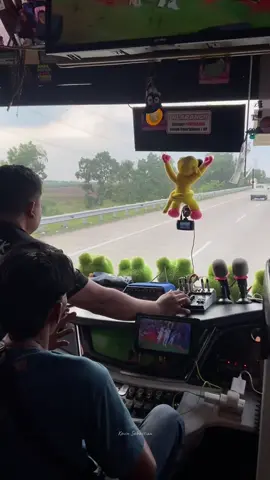 Melanjutkan perjalanan kembali dari RM Bareh Solok Bandar Lampung. Melintas d tol Trans Sumatera menuju Palembang. Crew memberikan hiburan kepada penumpang 😄🤩🔥 • • • • • • • • • • • •  Live Di Dalam Cabin  Po Sari Mustika  H 7261 OA - SM 018 'Red Faster' Rute : Pati - Palembang - Jambi Via Lintas Timur Video Trip Reportnya Sudah Tayang Di Channel Youtube “Kebasgallery / Kevin Sebastian