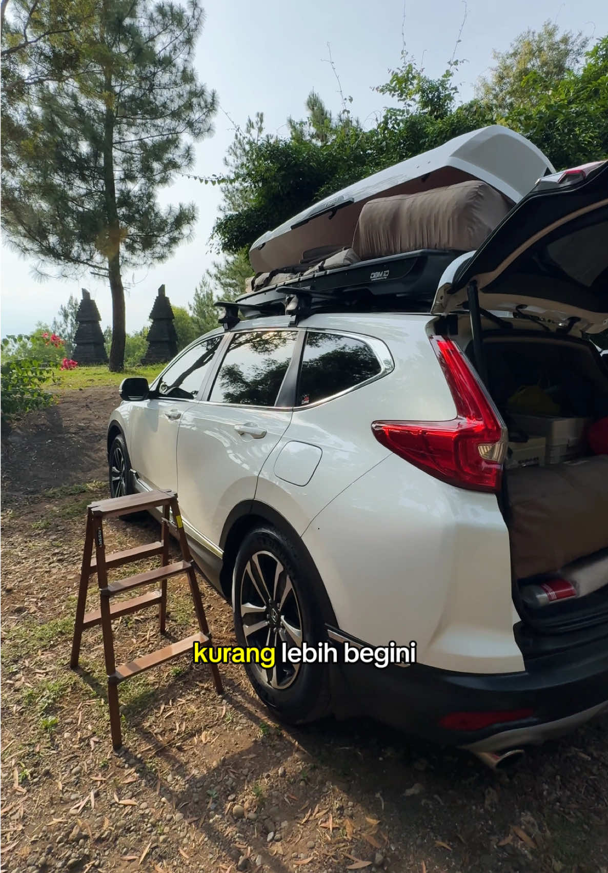 Roofbox nya berguna banget, jadi tiap camping seat tengahnya kosong.  #Outdoors #camping #roofbox #tentlife #familycamping 