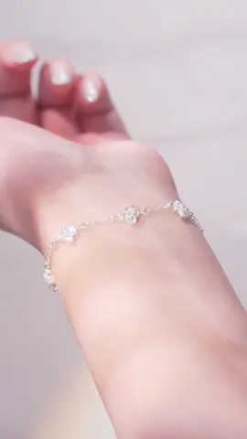 LT0402 Lắc tay bạc nữ TLEE cỏ bốn lá đính đá. Phối cùng đầm maxi, cảm giác như đang dạo biển mùa hè.🌊 💗#tleejewelry #daychuyenbactlee #lactaybactlee #khuyentaibactlee #trangsuc 