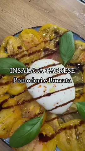 INSALATA CAPRESE | Pomodoro e Burrata 🥗🇮🇹 Aujourd’hui il fait trop chaud pour une ciabatta fratello, alors on fait ma salade préféré la CAPRESE, Mamma mia Che BONTA 🤌🏽 #italianfood #pourtoi #salad #fyp #recette 