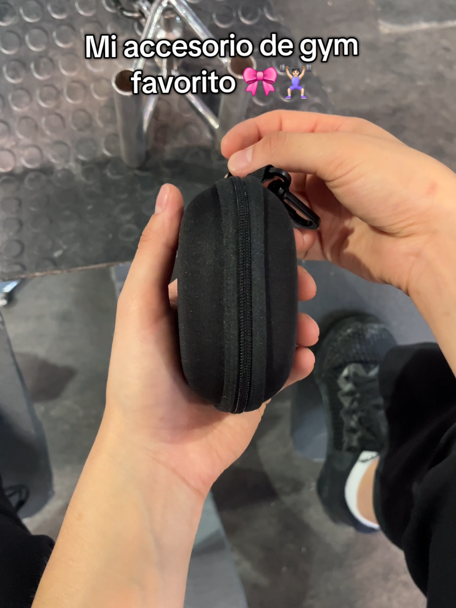 Mi mejor compra de 2025 💅🏼 #gym #Fitness #gymgirl #GymTok #GymLife Este nuevo Agarre viral ergonómico y resistente pensado para entrenar más fuerte y con mayor comodidad en el gimnasio. Perfecto para mujeres y hombres que hacen rutinas de espalda, bíceps, remos, mancuernas o  jalones en polea. Su diseño antideslizante mejora el agarre, evita deslizamientos y reduce la fatiga en los antebrazos. Ideal para chicas fitness que buscan proteger sus manos sin sacrificar estilo ni rendimiento. Compatible con días de pull, entrenamientos de fuerza, hipertrofia, musculación o levantamiento de peso. Un accesorio versátil, bonito y funcional que no puede faltar en tu mochila de gym si quieres progresar sin límites cuidandote las manos de cayos.
