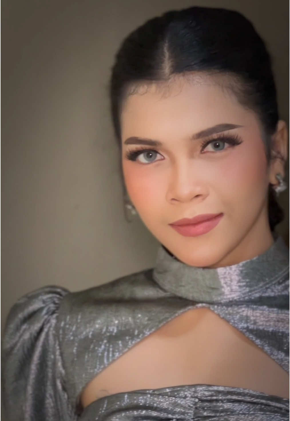 @da7_zahrasima01 for opening TOP 22 DANGDUT ACADEMY 7 Official Make Up by: @OMG  Make Up by: beautyworksbydd Hair Do by: @iqa  #muaproparagon #itsomgbeauty #makeupartis #paragoncorp #softglam