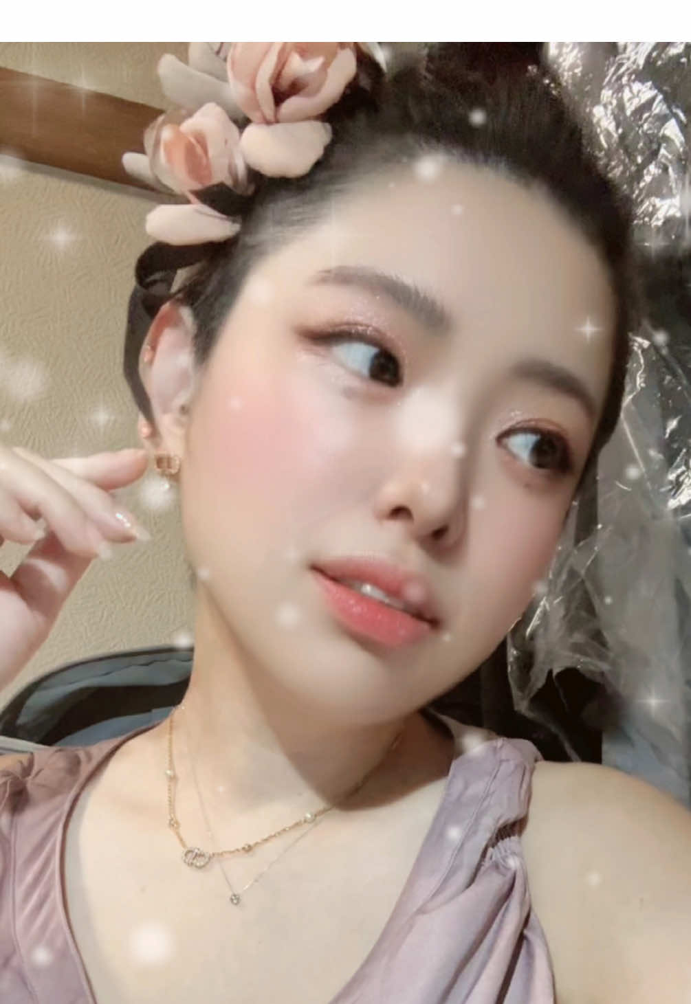 雪花舞い散る中で、イメージPV作りました😊前回はブルーだったので今回はスモーキーピンクの世界観で儚さと柔らかさと密かに思いを寄せる想いをコンセプトにしました🌸 スペシャルゲストに我が家の愛犬も登場します♡ ぜひご覧くださいね😊 フォロー、いいね、セーブ、コメントもお待ちしてます🩷💚 maimoi//より‪˖⁺ ‬#フォローお願いします  #korective  #恋柱 