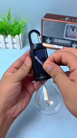 Đèn Led năng lượng mặt trời có móc treo tiện lợi. Chống nước , tiết kiệm điện , tiện lợi đa năng.