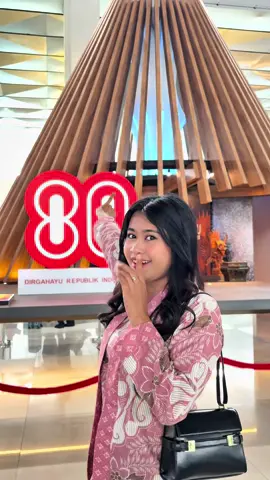 Ada “Gunung” di Bandara Soetta?! ⛰️ Tanah Api, Jejak Jiwa — instalasi seni spesial kolaborasi @InJourney Airports x Sarinahindonesia dan Desainer Agam Riadi, hadir untuk merayakan HUT RI ke 80.  Nggak cuma estetik, Karya ini juga penuh makna, Worth a visit sih. Biar nunggu pesawat atau transit jadi berasa ke pameran seni juga. Lokasinya ada di Terminal 3 Bandara Soekarno-Hatta ya! #MelayaniSepenuhHati #InJourneyAirports #AngkasaPuraIndonesia #banggabandaraindonesia #HUT80RI  