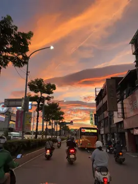 Hoàng hôn đẹp thật nhưng vẫn phải đi làm thì cũng chỉ là một buổi chiều tà mà thôi!😌#taiwan🇹🇼 #新北市