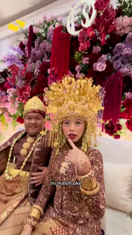 Di tengah meriahnya resepsi, Bride Assistant kami memastikan Kak Sonia tetap segar dan nyaman — dari menyuapkan makanan hingga memberi minum di sela-sela momen. Semua dilakukan dengan penuh ketulusan, agar pengantin tetap cantik, kuat, dan bahagia sepanjang acara. ✨ Di Swasana BRIN Gatot Subroto, kami percaya pelayanan terbaik adalah yang membuatmu merasa dirawat seperti keluarga, bukan sekadar klien. 💛✨ #SwasanaBRINGatsu #HiddenGemJakarta #JakartaWeddingVenue #ElegantWedding #SouthJakartaVenue #WeddingInJakarta #SwasanaWedding #WeddingVenueJaksel #SewaGedungPernikahan #fyp #fypage 