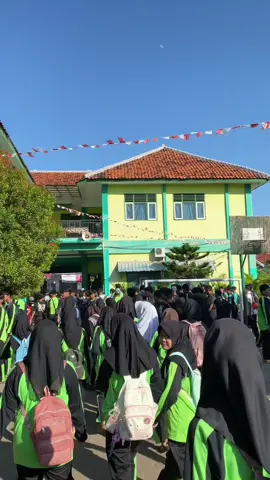 Hallo Sahabat SMANU Ciledug, Mimin Mau Share Keseruan Bakti Sosial Dimasyarakat Nih. Jadi Dismanu Selain Kita Mempelajari Ilmu Agama, Pelajaran , Kita Juga Berusaha Menerapkan Siswa-Siswi SMANU Menjadi Pribadi Yg Peduli Terhadap Lingkungan Sekitar🤗 Semoga Ikhtiar Kita Menjadi Berkah Buat Bekal Kita Diakhirat Kelak🫶🏻🤲🏻 #sekolahkreatif #sekolahaktif #siswakreatif #siswaaktif #fyp 