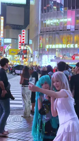 #japan #shibuyacrossing #nightvibes #somebodyspleasure #cosplayers 