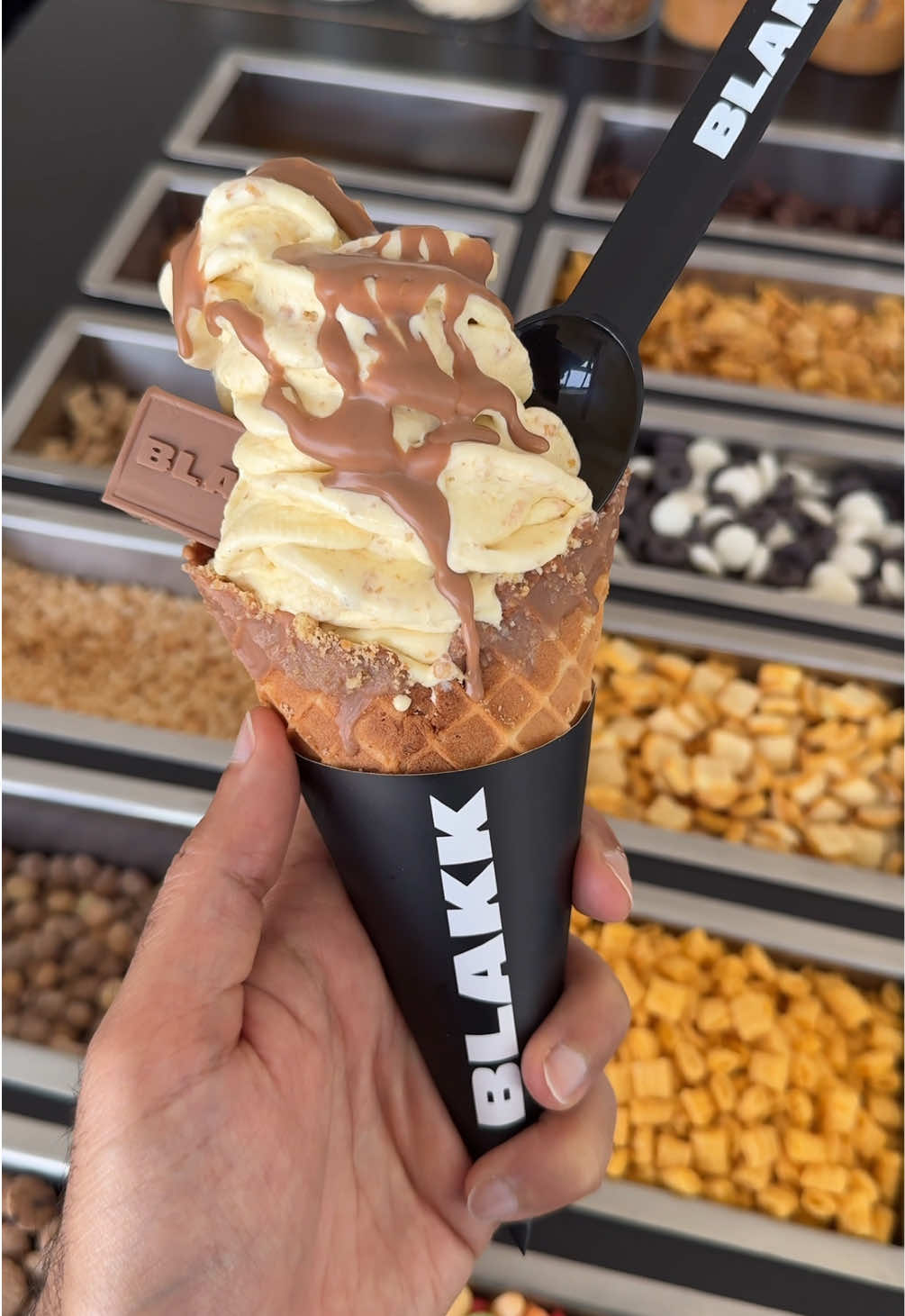 Kinder dipped Waffle Cone 🍫🍦🤩 Our Artisan Waffle Cone dipped in Kinder sauce, filled with Frosties-infused vanilla ice cream finished with a drizzle of Kinder sauce and crowned with BLAKK chocolate!! 🍫🍦🤗 Available at Shuwaikh Roastery and for Catering Services 📲 99043450 #الكويت #your_coffee #ايسكريم #الشعب_الصيني #kuwait      