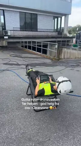 Her utfører vi dronevask på et kontorbygg i Oslo. For å være effektive kjører vi 2 droner i arbeid samtidig. Enkelt, stilig og effektivt 😄 God helg fra alle oss i Cleanzone 🫶🏼 #dronevask #dronewashing #dronecleaning #dronewash #cleanzone 