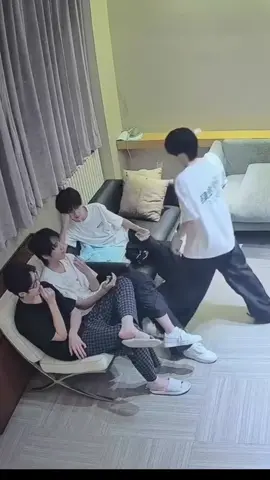Mắc gì tự nhiên hát thất tình ca cho người ta nghe vậy ạ =))))) Kiệt ơi gửi tín hiệu ét ô ét đi em =)))))) #kiệthằng #luheng #trandichhang #vuonglokiet #tfgiatoc 