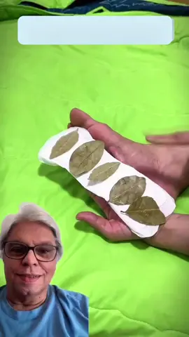 Conhece alguém que vive reclamando de dor nos pés, joelhos ou costas? No vídeo, mostramos um truque simples com orégano, VapoRub e um absorvente higiênico aplicado na planta dos pés — o alívio vem rapidinho! Natural, prático e dá pra fazer em casa com o que você já tem aí! Ingredientes: 1 absorvente higiênico Algumas folhas de orégano fresco ou seco 1 colher de chá de VapoRub Um pouco de água morna Modo de preparo e uso: Umedeça o absorvente com água morna. Coloque as folhas de orégano sobre a parte adesiva (a que vai ficar virada pro pé). Aplique um pouco de VapoRub sobre as folhas. Posicione o absorvente na planta dos pés e mantenha por 20 a 30 minutos, de preferência deitado. Sinta o alívio e repita sempre que precisar! Dica extra: Se quiser potencializar o efeito, use meias após aplicar o absorvente nos pés — isso ajuda a manter o calor e intensifica a absorção! Créditos:@postresyalgomas33 #remédiocaseiro #dornascostas #dornojoelho #péscansados #oréganoépoder  Os conteúdos desta página são informativos e não substituem a consulta com um médico. Não estabelece consulta médico-paciente via redes sociais e não indica tratamento. Sempre procure um profissional de saúde para uma avaliação completa e um diagnóstico preciso. A request to the owners: if you do not want your content to be remixed and published on our page, please contact us via DM, and we will resolve or delete it immediately. Thank you