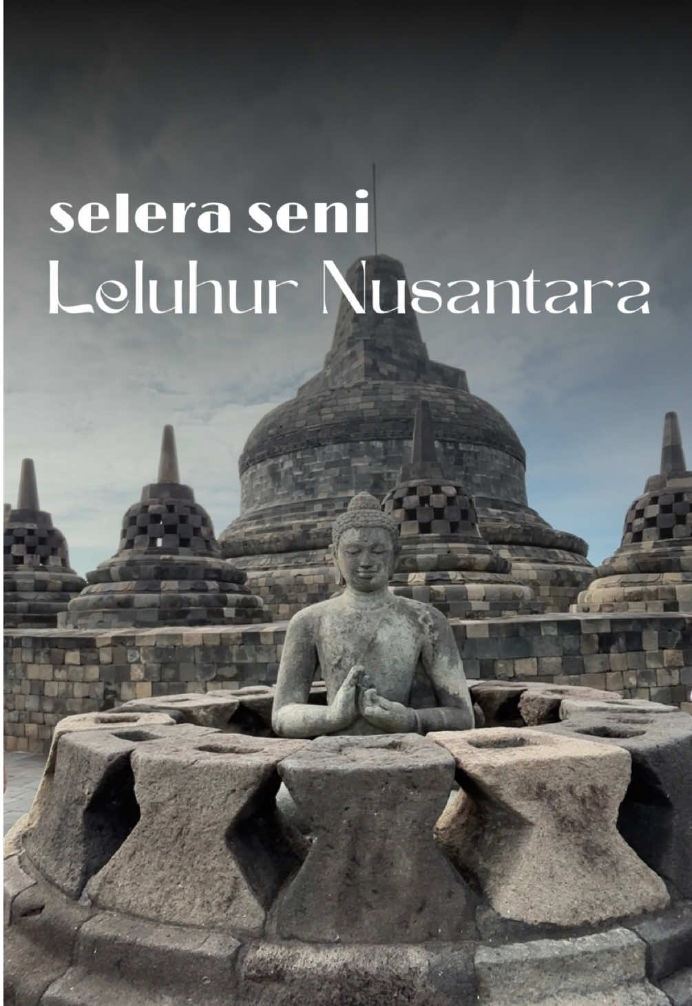 rasanya naik ke puncak candi Borobudur: bangga. meskipun berabad-abad kena badai, hujan, gunung meletus, sampai gempa, tapi relief masih bisa dilihat dengan jelas. kita bisa dengan mudah mengurangi, tapi tidak bisa ditambah. sama sekali, tidak ada penawaran. Borobudur memang banyak kurangnya, bahkan ada donatur yang ingin memoles candi supaya ‘sempurna’ namun apa yang sudah dikurangi, tidak bisa ditambah karna akan mengurangi nilai keaslian sejarah. maka, sama-sama menjaga, yuk? #candi #borobudur #sejarah #magelang #buddha 