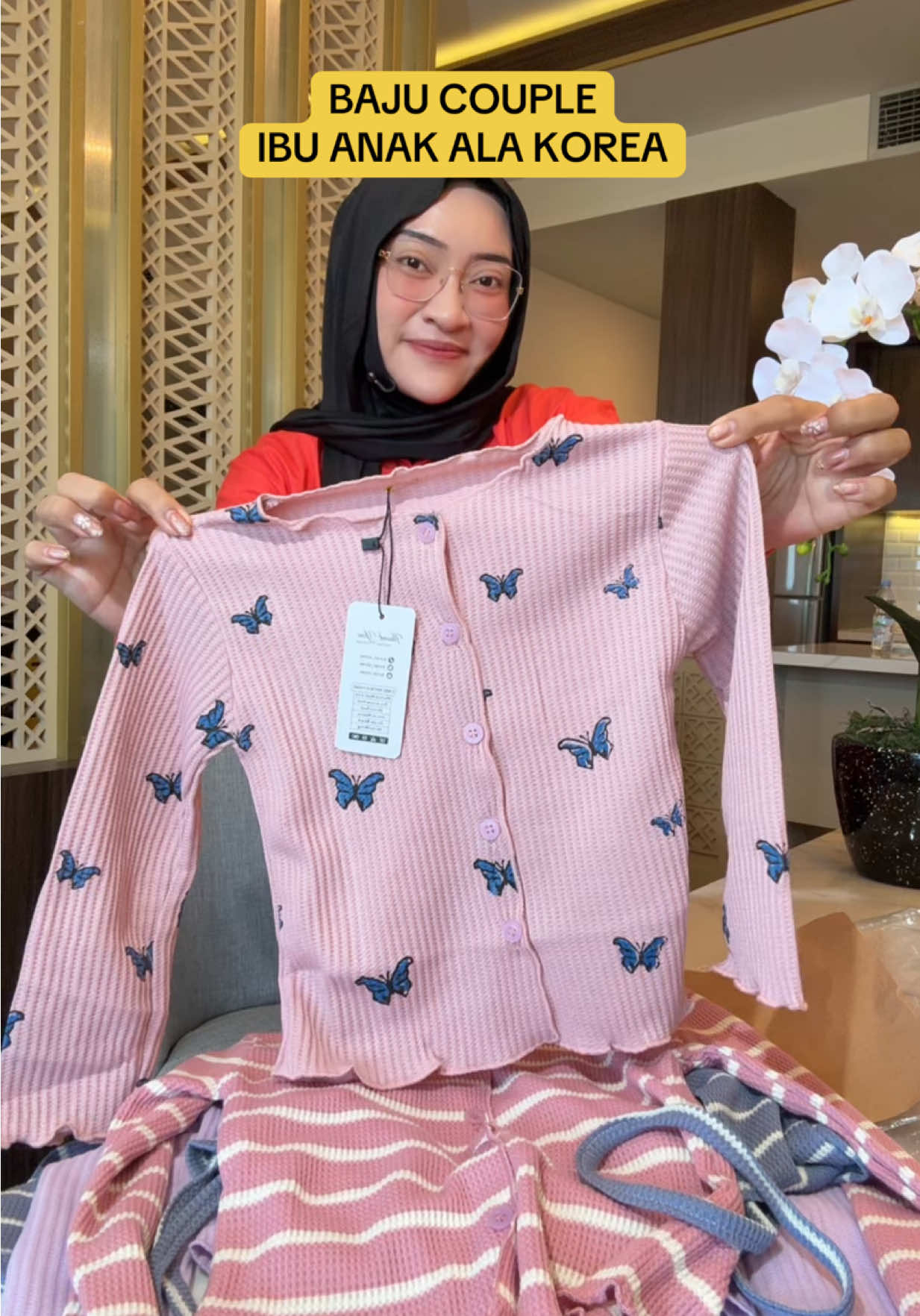 Baju couple nggak harus norak, kan? Lihat deh desain ini… simpel, elegan, tapi tetap gemas bareng anak ❤️. . #bajucoupleibuanak #p#promoguncang88g#gajiansale#ModalKontenDoang 