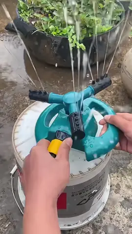 Vòi phun nước xoay 360 độ tự động, không dùng điện, cơ chế của em nó là áp lực nước tự xoay #tuoicaytudong #voituoicayxoay360 #bectuoicay #voiphunnuoc #giadungtienich 