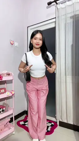 penemuan crop top ter fit body!!👀🫶🏻 jujur siapa disini yang badannya sama kaya aku terus pake crop top bagian perut masih longgar dikit? ngeselin bgt😖 nah aku so so happy💞 akhirnya nemu top ini yang ga gampang melar dan bahannya super duper enakkk!! - 1. crop top (l!nk no 293) 2. celana pink pertama (no 296) 3. baggy pants hitam (no 329)