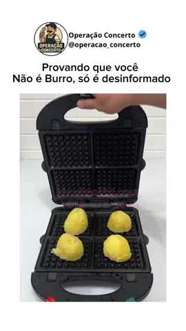 Com quantos anos você descobriu isso? 😱🥔 Basta pegar uma batata cozida, colocar na sanduicheira e esperar até dourar. 🌟 O resultado? Uma crosta perfeita e um interior macio. Com um queijinho derretido então… 🧀✨ é amor à primeira mordida! Marca aquela amiga que precisa provar! 👇❤️ Segue para mais truques rápidos assim. 😉🥰 #batata #sanduicheira #dicas #lanchinho #receitasrapidas   