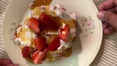 Good morning 🍓🥞 #minivlogs #shortvideo #digitaldiary #cooking #breakfast #food #fyp #foryou #weekend #peaceful #strawberry #honey #pancakes #morning #peaceful #yogurt #simpledish #sunnyday #shortfilm #fypage #fypシ゚ #foryoupage #foryoupage❤️❤️ 