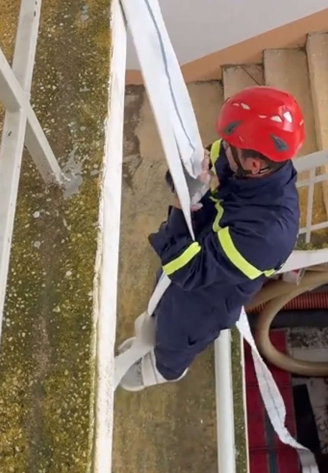 Hướng dẫn tự cứu bằng vòi chữa cháy - phương pháp 2 #tronpccc #PCCC #skills #thinhhanh #xuhuong 