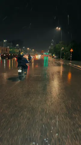 Ngay cả cơn mưa rào cũng biết em đã khóc thế nào nhưng cớ sao anh lại chẳng biết em đã buồn ra sao? #bacninh #bacninh99 #langthangđườngphố #stt_buồn_tâm_trạng #xuhuongtiktok 