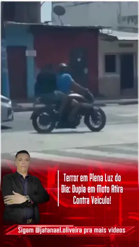 Cenas assustadoras registradas em plena luz do dia! Dois homens em uma moto se aproximam de um veículo e abrem fogo sem qualquer receio, deixando todos em choque. A violência urbana chegou a um nível alarmante! 🚨 ❓O que você faria numa situação como essa? ❓Você se sente seguro ao dirigir nas ruas da sua cidade? ❓Qual a sua opinião sobre a segurança pública atualmente?