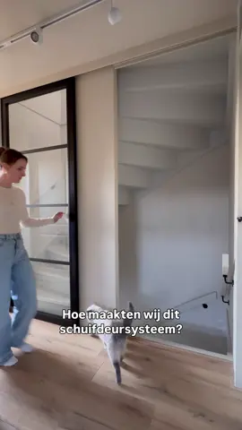DIY schuifdeursysteem 🚪 Prijzen & info  We maakten deze schuifdeur om in de winter de warmte beneden te houden én om geluid te dempen. De deur kan beide kanten van de trappen afsluiten. 🔹 Deur: stompe deur 93×231,5 cm – via Marktplaats (€250) 🔹 Railsysteem: op maat, met softclose aan beide kanten – De Jong & Roos (€230) 🔹 Tochtstrippen & deurgeleiders: AliExpress (paar euro) 🔹 Middenwand: 2 balken, bekleed met 12 mm MDF rondom – zo sluit de deur perfect aan. Een praktische én stijlvolle oplossing voor ons huis! 🛠️✨ #DIYinterieur #schuifdeur #schuifdeursysteem #softclose #interieurinspiratie        